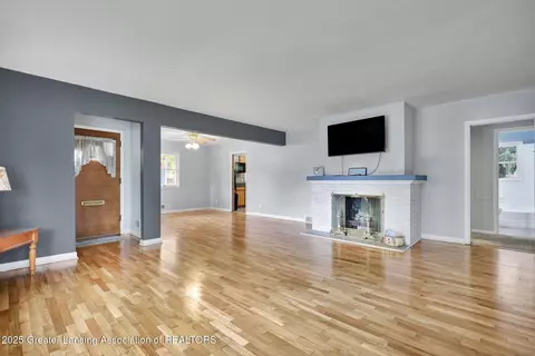 Living - 1311 W Morrell St, Jackson, MI 49203 photo 1 of 6