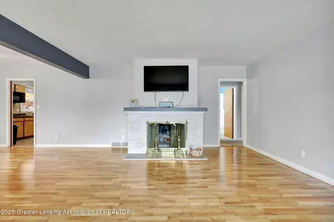 Living - 1311 W Morrell St, Jackson, MI 49203 photo 3 of 6