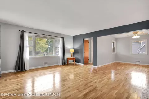 Living - 1311 W Morrell St, Jackson, MI 49203 photo 2 of 6