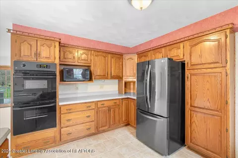 Kitchen - 5236 Drumheller Rd, Bath, MI 48808 photo 3 of 4