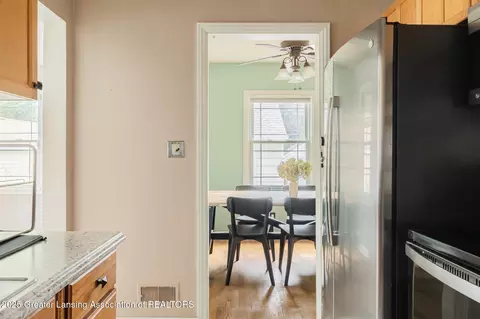 Entry Way - 1401 Pershing Dr, Lansing, MI 48910 photo 2 of 4