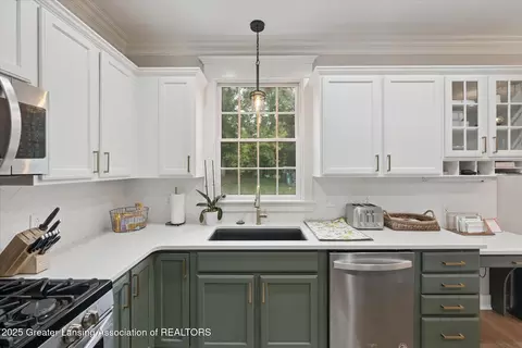 Kitchen - 13132 Addington Dr, Dewitt, MI 48820 photo 4 of 5