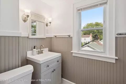 Bath - 910 Durant St, Lansing, MI 48915 photo 1 of 3