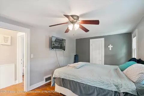 Bedroom - 910 Durant St, Lansing, MI 48915 photo 3 of 5