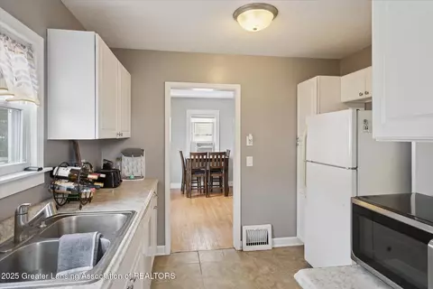 Entry Way - 910 Durant St, Lansing, MI 48915 photo 2 of 5