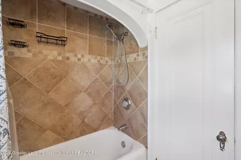Bath - 910 Durant St, Lansing, MI 48915 photo 2 of 3