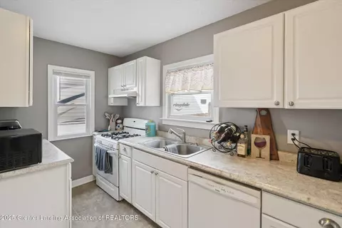 Kitchen - 910 Durant St, Lansing, MI 48915 photo 1 of 2