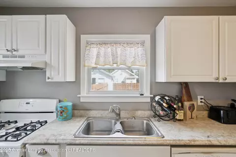 Kitchen - 910 Durant St, Lansing, MI 48915 photo 2 of 2