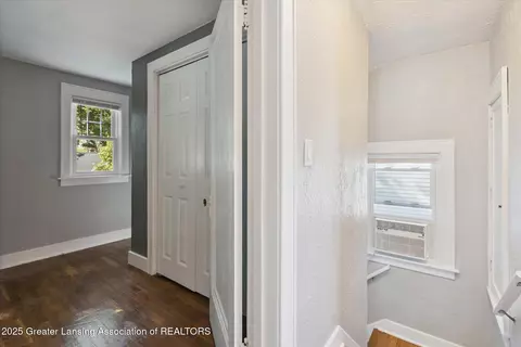 Entry Way - 910 Durant St, Lansing, MI 48915 photo 3 of 5