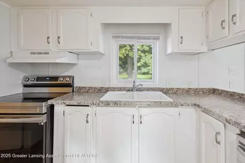 Kitchen - 9991 W Stoll Rd, Haslett, MI 48840 photo 2 of 2