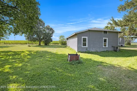 Exterior - 611 S Wisner Rd, Ithaca, MI 48847 photo 2 of 5