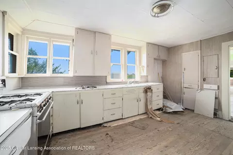 Kitchen - 611 S Wisner Rd, Ithaca, MI 48847 photo 2 of 3