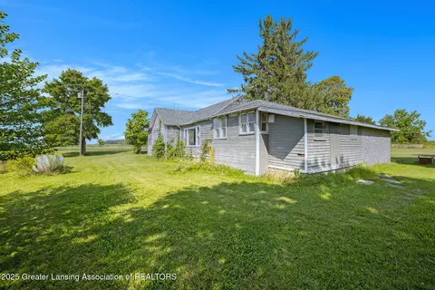 Exterior - 611 S Wisner Rd, Ithaca, MI 48847 photo 3 of 5