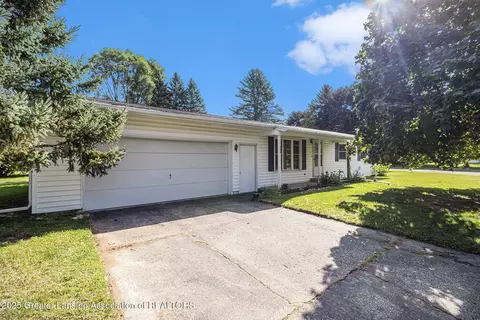 400 Crescent Dr, Edmore, MI 48829