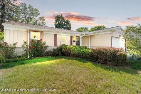 3729 Lochmoor Dr, Lansing, MI 48911