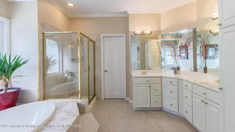 Bath - 405 Shoreline Dr, Dewitt, MI 48820 photo 2 of 5