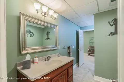 Bath - 405 Shoreline Dr, Dewitt, MI 48820 photo 5 of 5