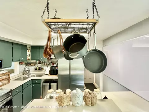 Kitchen - 6740 W Herbison Rd, Dewitt, MI 48820 photo 4 of 5