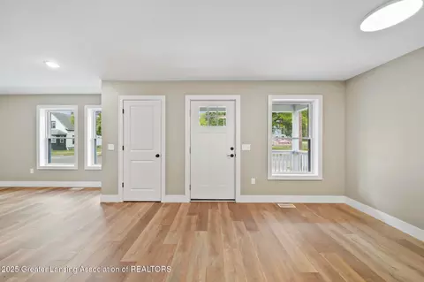Living - 315 E Trail St, Jackson, MI 49201 photo 1 of 3