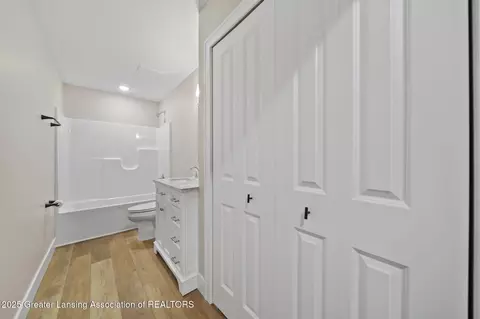 Entry Way - 315 E Trail St, Jackson, MI 49201 photo 2 of 3