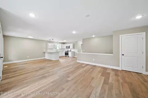 Living - 315 E Trail St, Jackson, MI 49201 photo 2 of 3