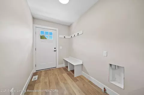 Entry Way - 315 E Trail St, Jackson, MI 49201 photo 3 of 3