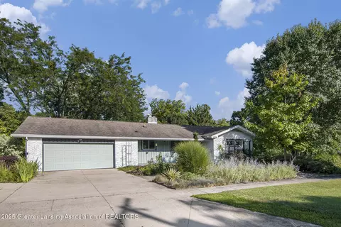911 Belknap St, Grand Ledge, MI 48837
