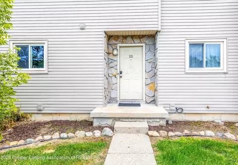 907 Registry Dr #121, Grand Ledge, MI 48837