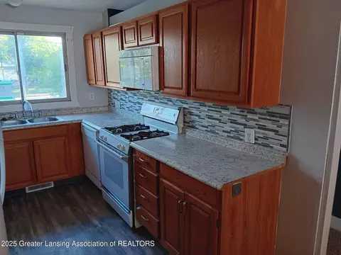 Kitchen - 413 E Hodge Ave, Lansing, MI 48910 photo 1 of 2