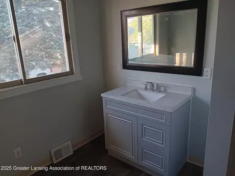 Bath - 413 E Hodge Ave, Lansing, MI 48910 photo 1 of 3