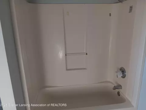 Bath - 413 E Hodge Ave, Lansing, MI 48910 photo 2 of 3