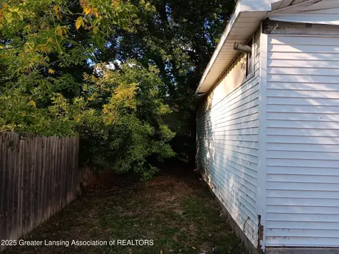 Exterior - 413 E Hodge Ave, Lansing, MI 48910 photo 2 of 4
