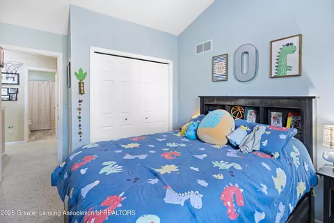 Bedroom - 2174 Cedar Bend Dr, Holt, MI 48842 photo 7 of 9