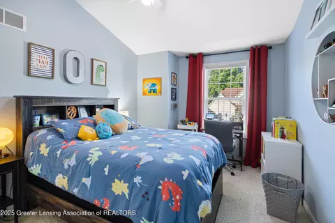 Bedroom - 2174 Cedar Bend Dr, Holt, MI 48842 photo 6 of 9