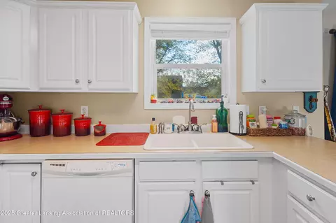 Kitchen - 2174 Cedar Bend Dr, Holt, MI 48842 photo 2 of 4