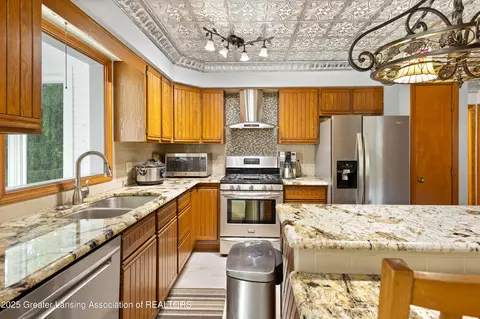 Kitchen - 5324 E Pratt Rd, Saint Johns, MI 48879 photo 2 of 5