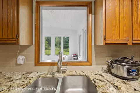 Kitchen - 5324 E Pratt Rd, Saint Johns, MI 48879 photo 4 of 5