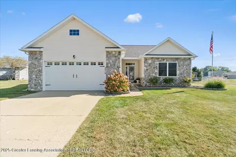 8614 Jacaranda Dr, Dimondale, MI 48821