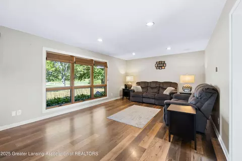 Living - 5101 Bennett Rd, Jackson, MI 49201 photo 2 of 2
