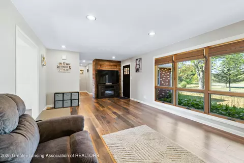 Living - 5101 Bennett Rd, Jackson, MI 49201 photo 1 of 2