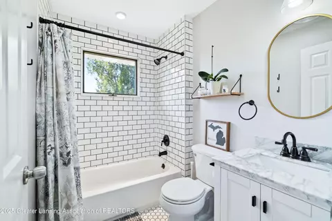 Bath - 5101 Bennett Rd, Jackson, MI 49201 photo 3 of 3