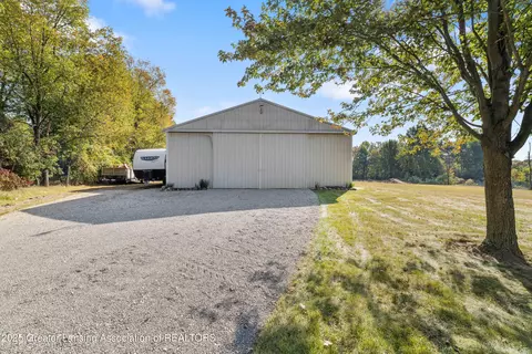 Exterior - 5101 Bennett Rd, Jackson, MI 49201 photo 3 of 11