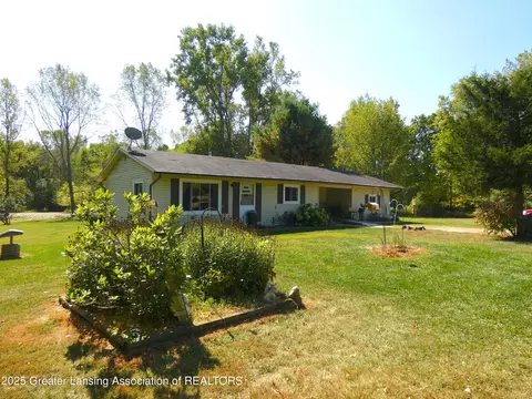 2598 Heeney Rd, Stockbridge, MI 49285
