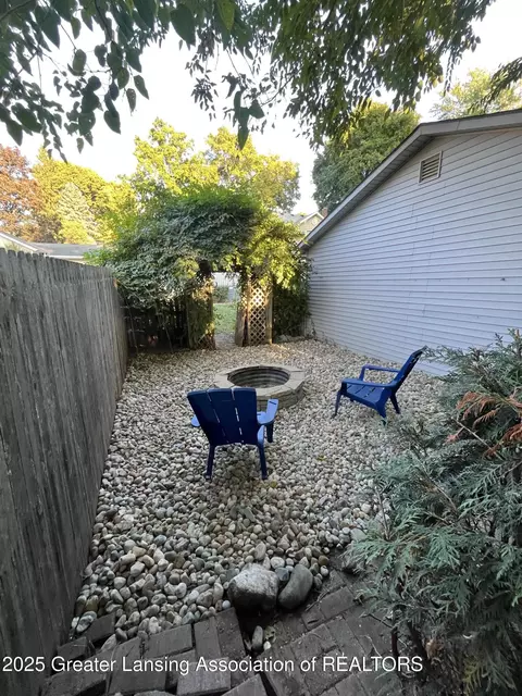 Exterior - 219 N Sycamore St, Marshall, MI 49068 photo 8 of 10