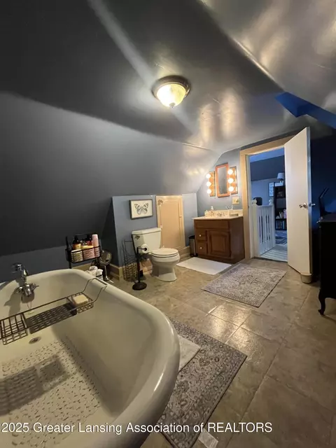 Bath - 219 N Sycamore St, Marshall, MI 49068 photo 3 of 4
