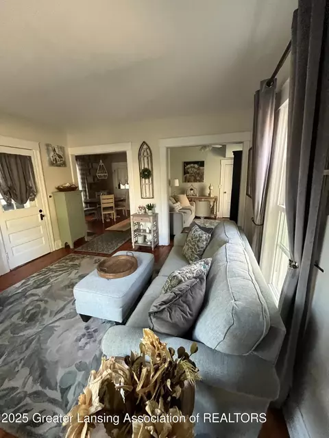 Living - 219 N Sycamore St, Marshall, MI 49068 photo 2 of 3