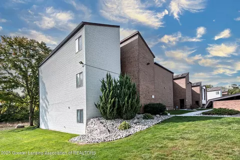 1563 W Pond Dr #10, Okemos, MI 48864
