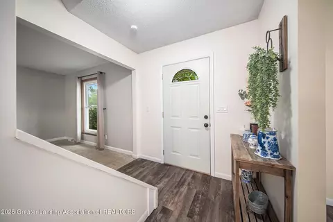 Entry Way - 5243 S Boulder St, Jackson, MI 49201 photo 1 of 2