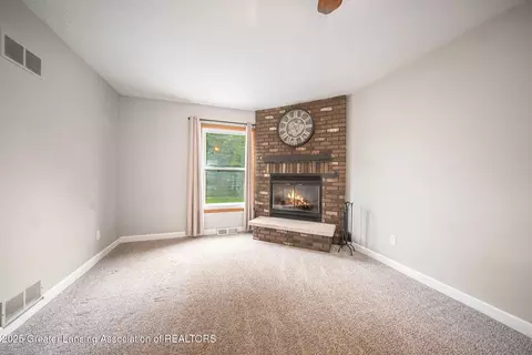 Living - 5243 S Boulder St, Jackson, MI 49201 photo 2 of 4