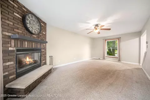 Living - 5243 S Boulder St, Jackson, MI 49201 photo 3 of 4